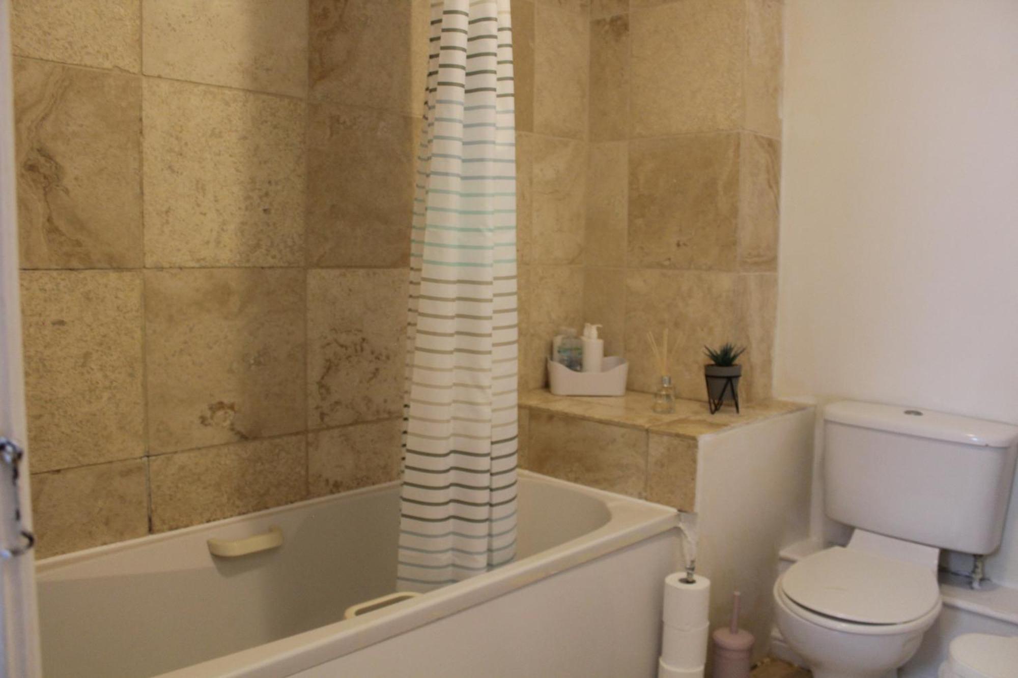 Clover Apartments Hadleigh  エクステリア 写真